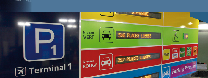 Totem avec afficheurs à leds dynamiques - Aéroport de Paris