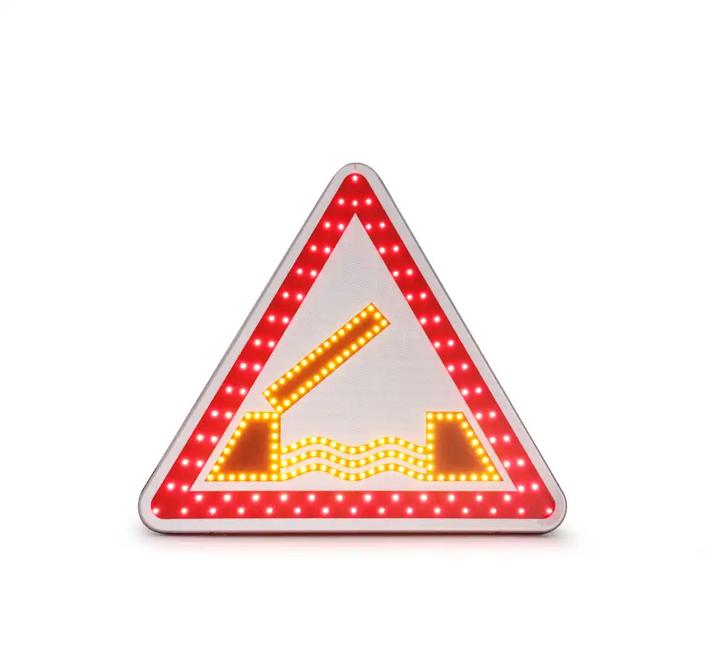 Panneau de police renforcé BTR • Triangle • A6 • 700 • Classe 2 • 12 V